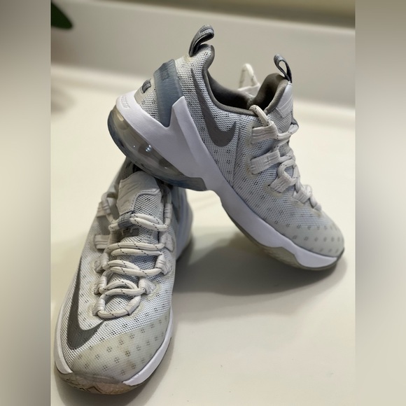 Nike Lebron Vlll 8 Low 834347-100 White/Sylver/ Sz 4y - Picture 3 of 5